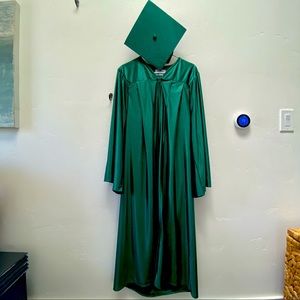 Green Graduation Cap and Gown - size 51 EUC